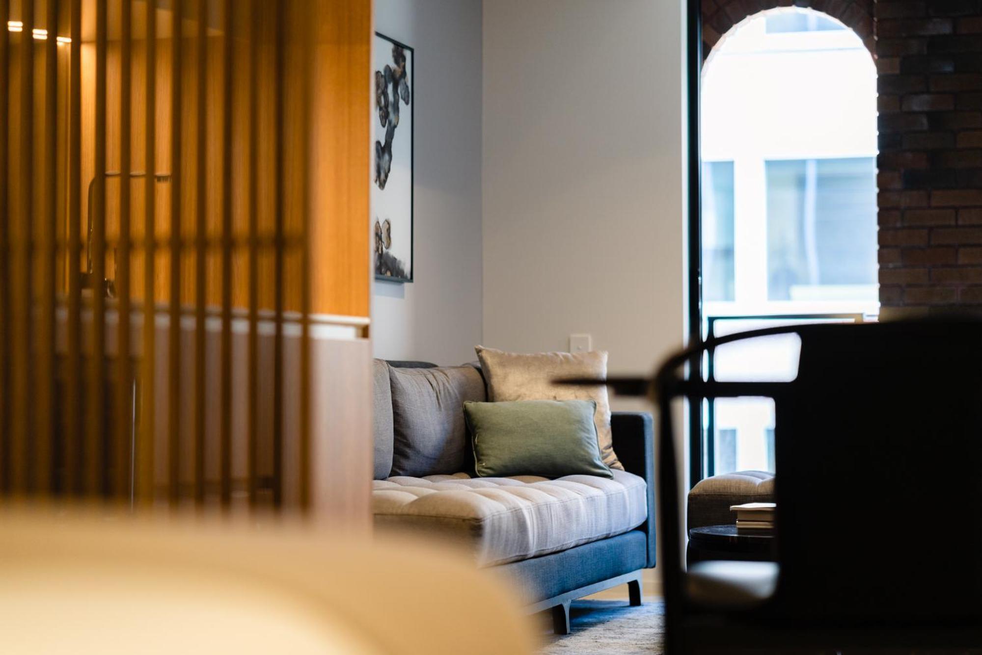 Skye Suites Cité de Sydney Chambre photo A room at the hotel