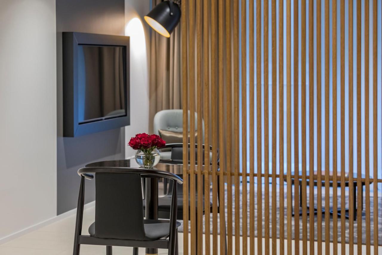 Skye Suites Cité de Sydney Extérieur photo A room divider
